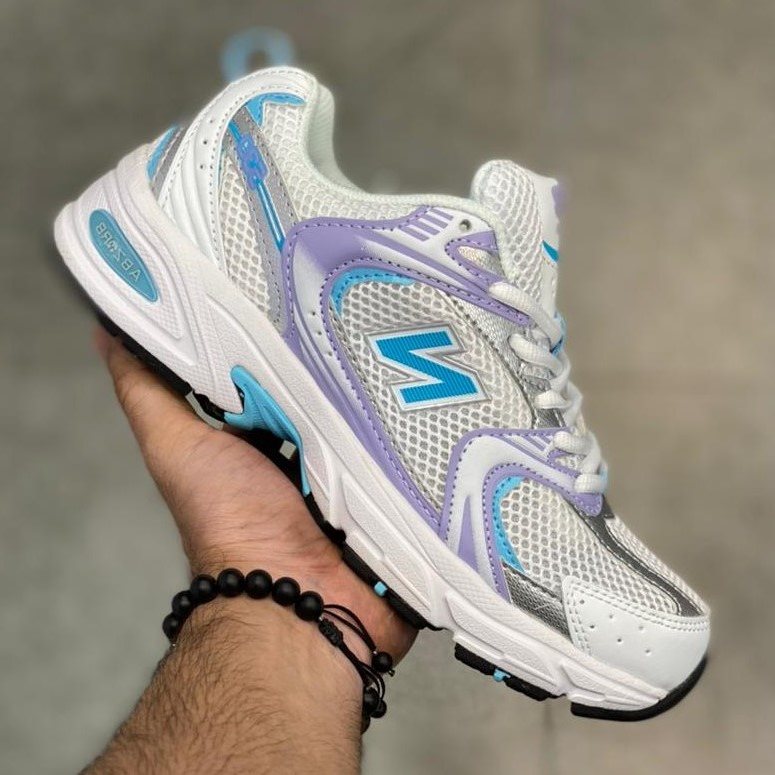 cfecd3-min.jpeg کتونی نیوبالانس 530 بنفش لوگو آبی New Balance - تصویر 1