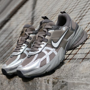 کتونی نایک وی تو کی ران قهوه ای خاکستری نقره ای متالیک Nike V2K Run Cave Stone Metallic Silver